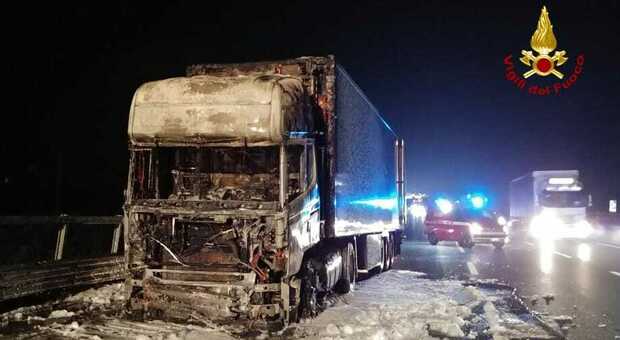 Camion a fuoco in autostrada tra Pesaro e Cattolica: A14 bloccata in direzione nord