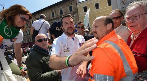Salvini su Podemos: "Mazzata per l'Europa". Il leader leghista a Pesaro, uova e pomodori