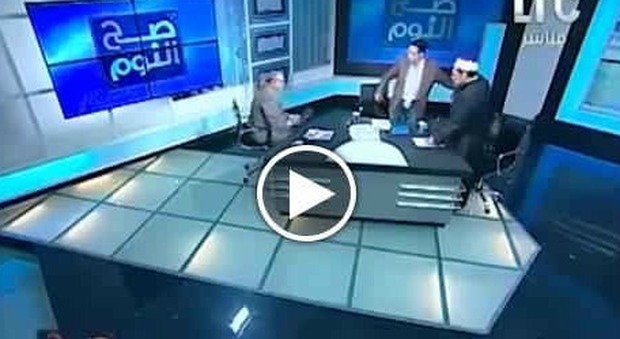"Le donne musulmane non devono indossare il velo": imam colpito con una scarpa in diretta tv