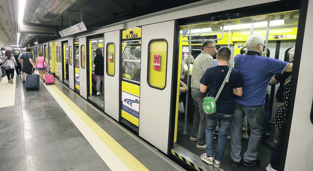 Sovraffollamento di passeggeri, a Napoli stazioni metro chiuse per un'ora