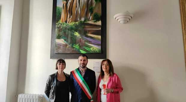 Civita Castellana, l'artista Maria Pia Rossini dona il quadro de "Il Vignale" al Comune