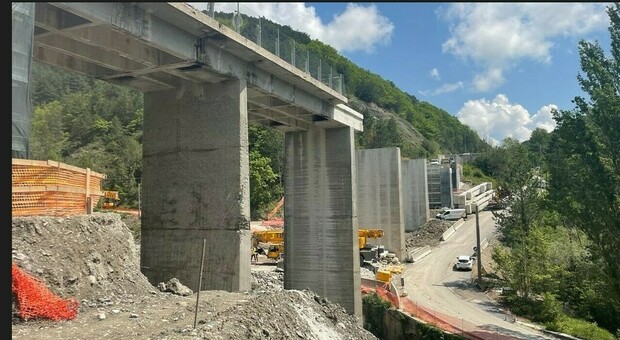 Strada "della Contessa": in corso le operazioni di varo delle travi del nuovo viadotto