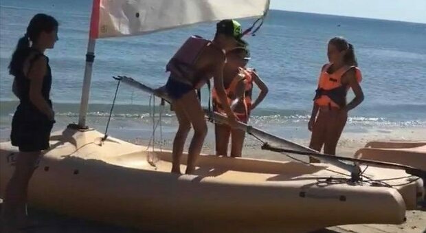 Ladri ancora in azione in spiaggia: rubate due barche al Vela Club