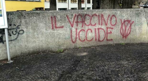 Attacco no vax alla scuola: pareti imbrattate e messaggi contro vaccino e Governo