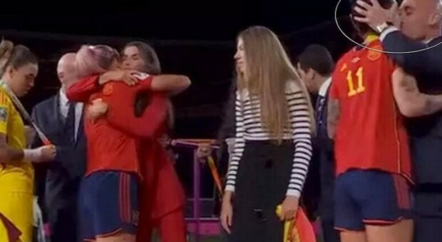 La Fifa sospende Rubiales, presidente della Federcalcio spagnola dopo il bacio alla calciatrice Hermoso