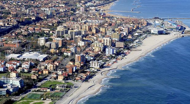 Pesaro, bancarotta sotto l'ombrellone: arrestato noto imprenditore del settore turistico
