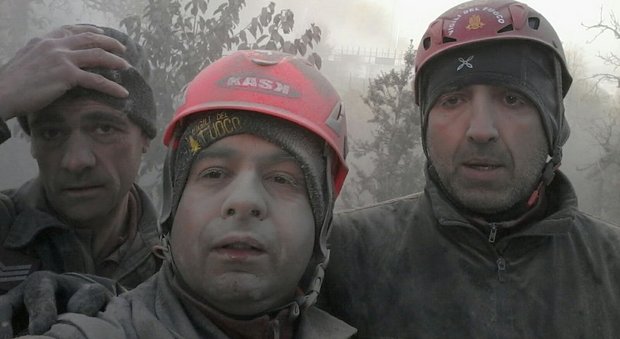 Terremoto, il selfie dei vigili del fuoco: «Non abbiamo visto il sole per un quarto d'ora, ma siamo vivi»