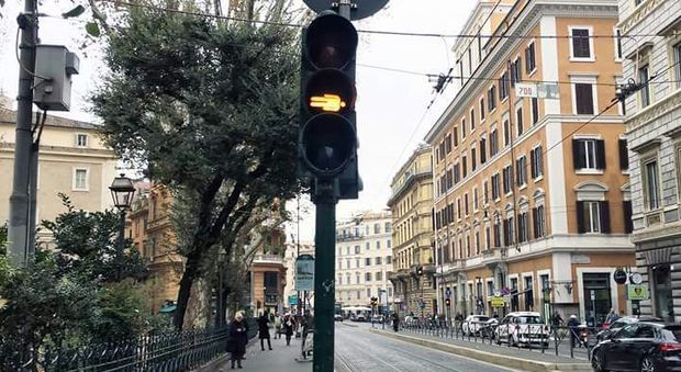 Roma, l'omino sdraiato: quello strano avvertimento sul semaforo