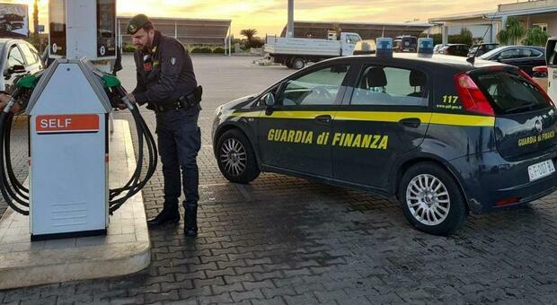 Lecce, distributore sotto sequestro: carburante miscelato con benzina ad uso agricolo, sotto sigillo 9mila litri