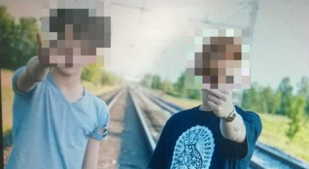Ragazze stese sui binari: «Volevamo farci selfie da mettere su Facebook»