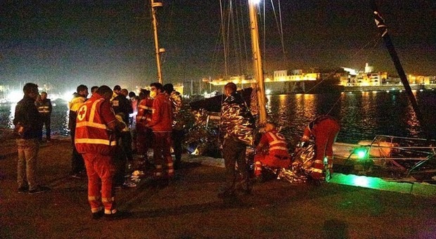 Migranti, continuano gli sbarchi: 81 giunti in Salento su una barca a vela