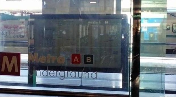 Termini, l'indicazione in inglese è sbagliata: e la metro diventa "Undergraund"