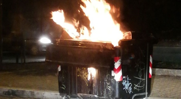 Napoli, dà fuoco a un cassonetto e si ferma a guardare l'incendio: 26enne denunciato
