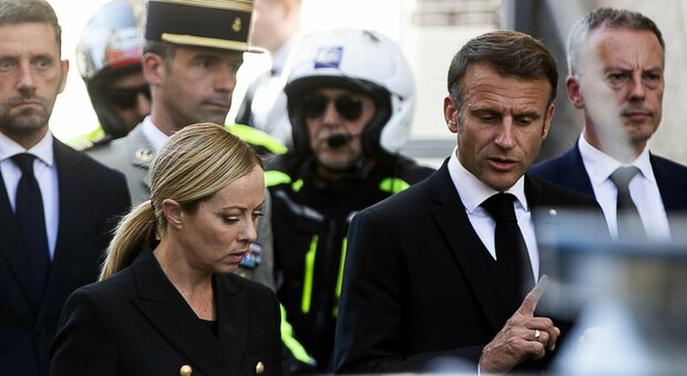 Meloni e Macron, colloquio sui migranti dopo i funerali di Napolitano: più di un'ora senza delegazioni