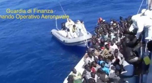 Migranti, il piano Ue per distruggere i barconi: azioni mirate con navi e aerei. Ma nessuna guerra