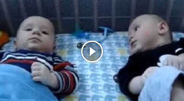 I gemellini di cinque mesi si parlano per la prima volta nella loro "lingua segreta"| Video