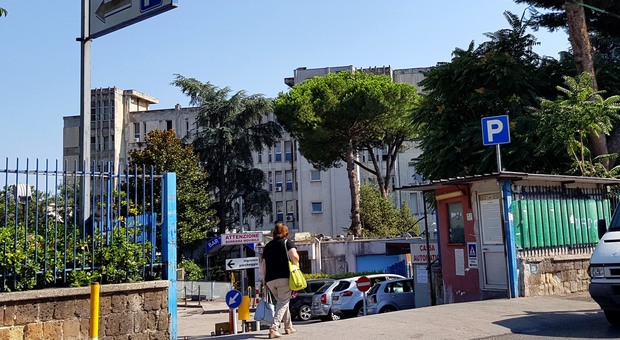 Incidente nella fabbrica di marmo a Secondigliano, arrestato il padre dell'operaio ferito