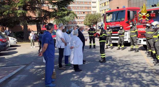 I vigili del fuoco in aiuto del reparto di Terapia intensiva dell'ospedale Santa Maria