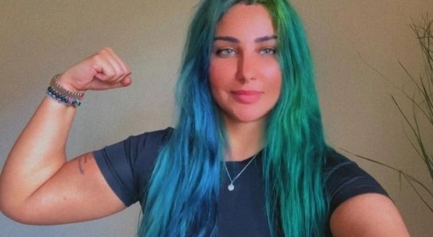 Refa, l’influencer saudita Refa perde la custodia figli per i tatuaggi e i capelli verdi: «È una mamma inadatta»