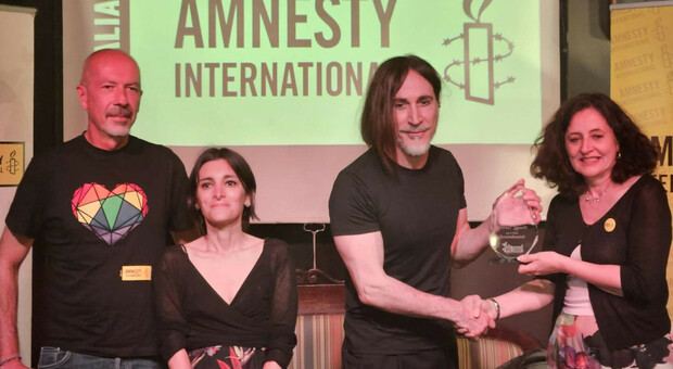 La consegna del Premio Amnesty a Manuel Agnelli