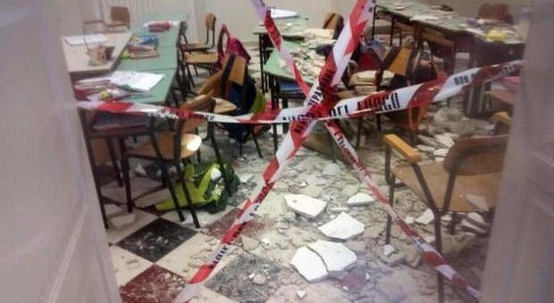 Crolla il soffitto in una scuola, feriti la prof e due bambini. L'alunno ferito: "È venuto tutto giù, ho avuto paura"