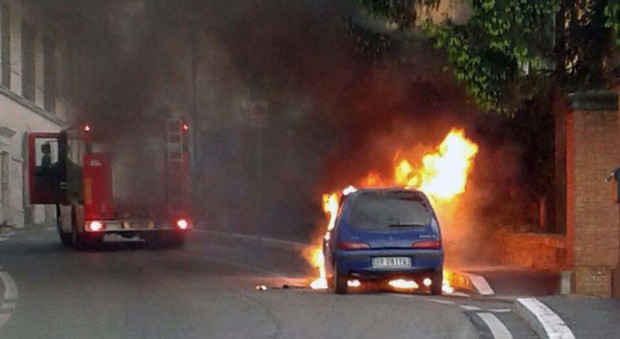 Rocca di Papa: auto a fuoco, ragazzo riesce a salvarsi