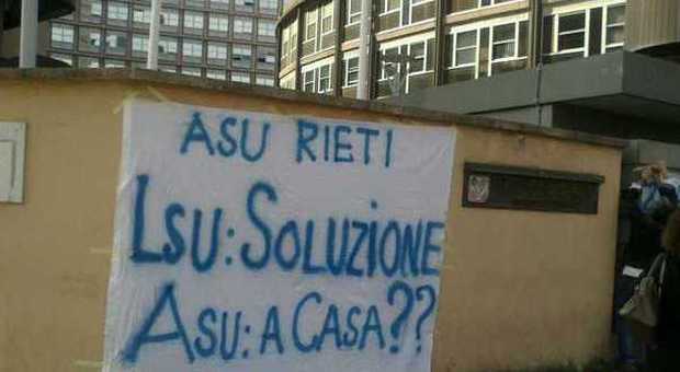 Lo striscionme di protesta sotto la sede della Regione Lazio
