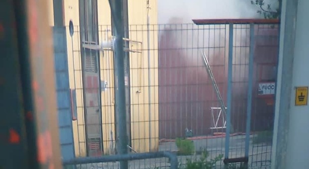 Incendio in un deposito di calzature di Supino, il sindaco: «Tenete chiuse le finestre a scopo precauzionale»