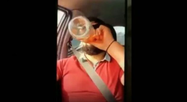 Beve whisky alla guida (in diretta Facebook) e si schianta a folle velocità a Sassari