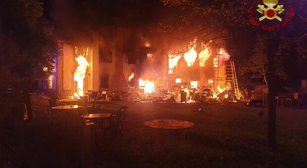 La casa colonica di via Fontane Bianche distrutta dall'incendio