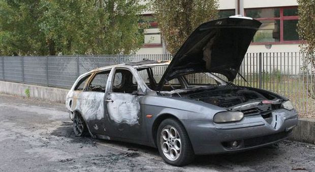 Senigallia: un'auto in fiamme paura nella notte, si sospetta il dolo