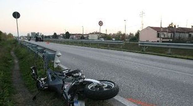 La moto dopo l'incidente sulla Miranese (Photo Journalist)