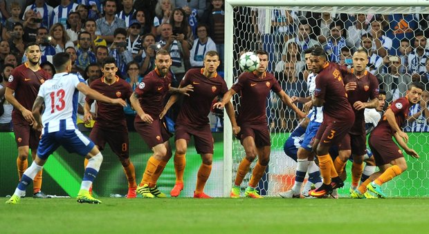 La Roma ferma il Porto sull'1-1: giallorossi in 10 per un tempo