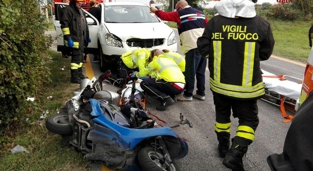 Scontro tra auto e scooter motociclista grave all'ospedale