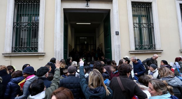 Milano, cede controsoffitto in una scuola elementare: 4 bambini contusi