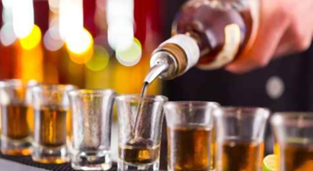 L'alcol porta alla morte se si bevono più di 5-6 bicchieri a settimana