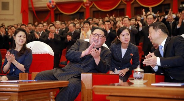 Kim Jong-un con la moglie Ri Sol Ju, a sinistra