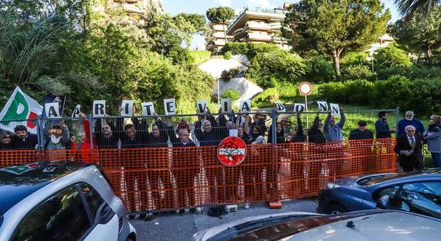 Roma, abitanti del Torrino in piazza: «Via Bonn chiusa da due anni»