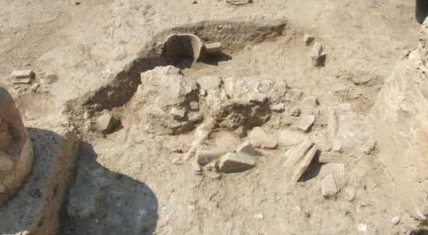 Calabria, monete e falangi umane spuntano dal terreno: l'incredibile scoperta archeologica