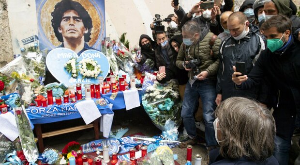 Maradona, l'omaggio della Roma: Bruno Conti e i fiori al suo murales