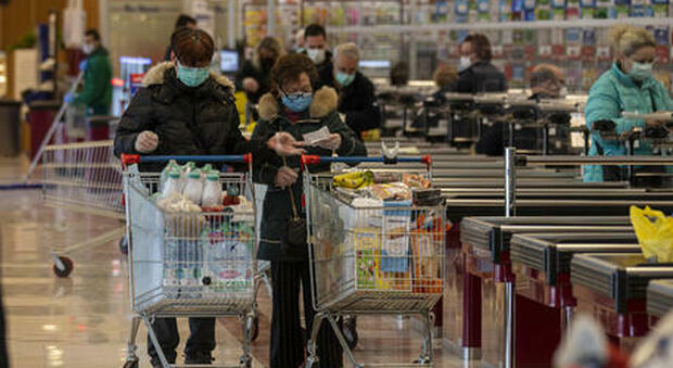 Covid, la pandemia fa crescere le aggressioni al supermercato. L'allarme in GB: «Attacchi ai commessi aumentati del 140%»