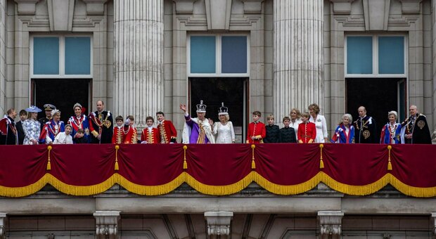Re Carlo incoronazione, diretta: i primi ospiti arrivati all'abbazia di Westminster, ecco le foto del trono