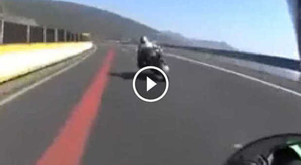 I motociclisti fanno a gara in autostrada, il finale è drammatico| Video