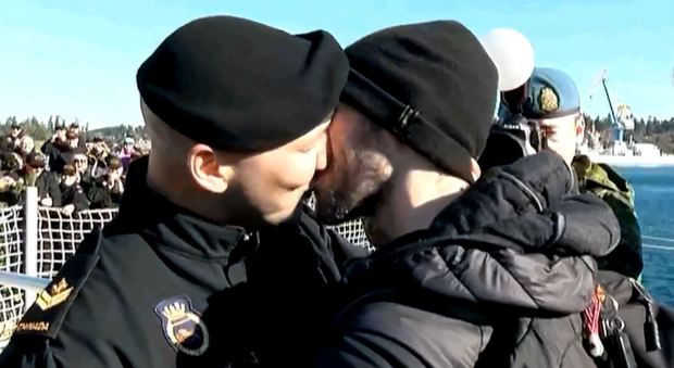 Il marinaio torna a casa dopo 8 mesi: il bacio al compagno fa il giro del mondo