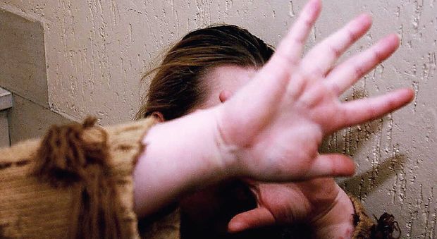 Tentano di violentare una ragazzina di 13 anni: sei minorenni indagati