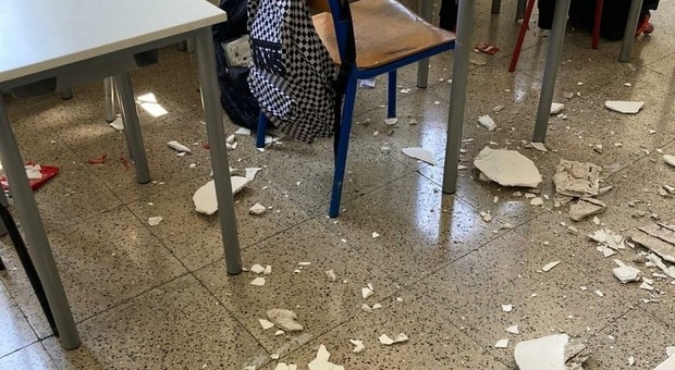 Caivano, crolla il tetto alla scuola Rodari: sfiorata la tragedia