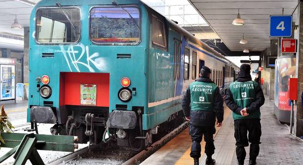 Sfonda la testa a una ragazza in treno per rapinarla: choc a Milano