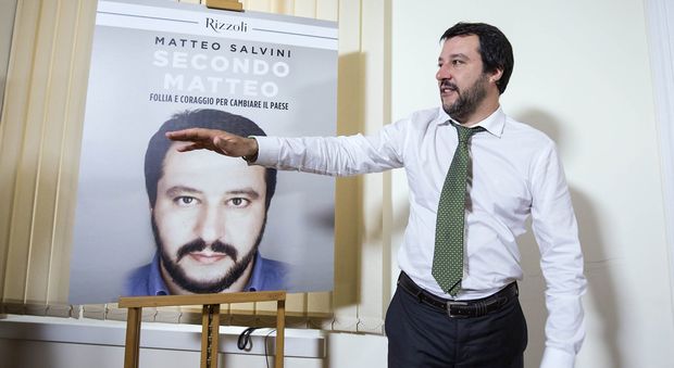 Salvini, piovono recensioni negative su Amazon per il libro: «Buono come zeppa per il tavolo»