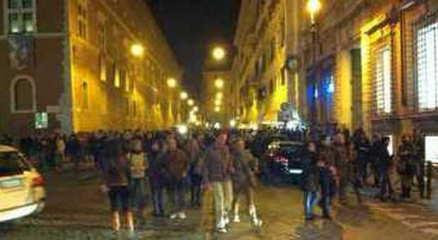 Via del Plebiscito invasa dalla gente dopo le dimissioni di Berlusconi