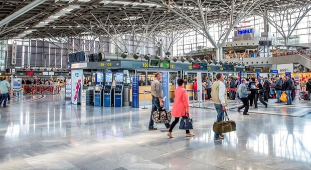 Terrorismo, allarme in aeroporto a Stoccarda: violato il sistema di sicurezza